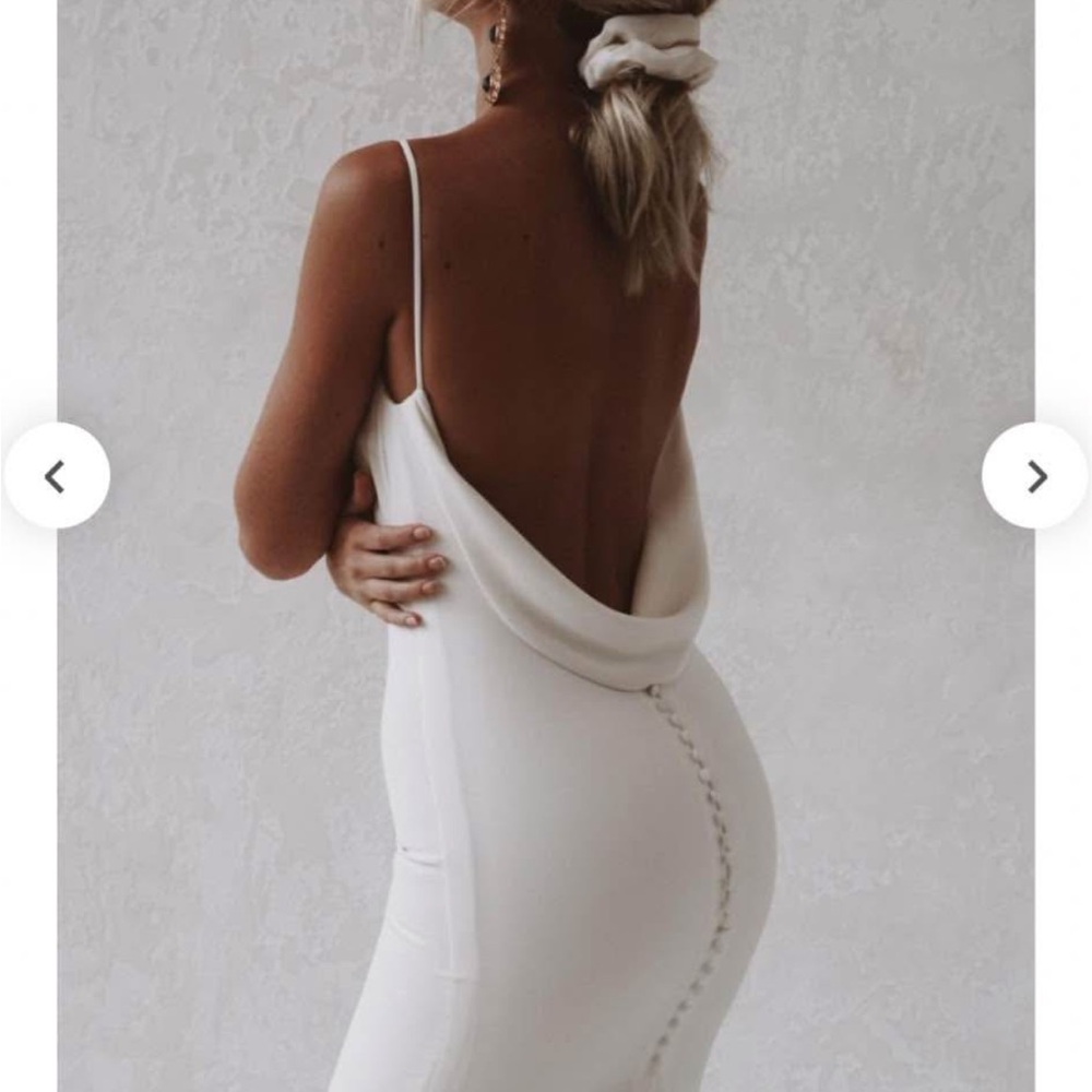 Elegant White Backless Dress - Picture 2 of 5